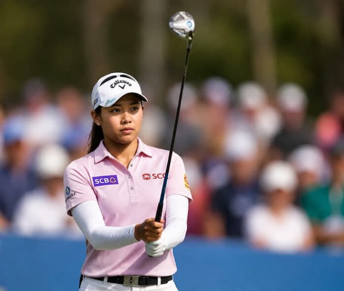 LPGA 선수 지노 티티쿨이 갤러리 앞에서 샷을 준비하는 장면