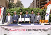 전북문화관광재단과 싱가리아 아시안 마켓 관계자들이 이집트 카이로에서 전북 미식 글로벌 캠페인 업무협약을 체결하고 있다
