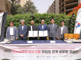 전북문화관광재단과 싱가리아 아시안 마켓 관계자들이 이집트 카이로에서 전북 미식 글로벌 캠페인 업무협약을 체결하고 있다