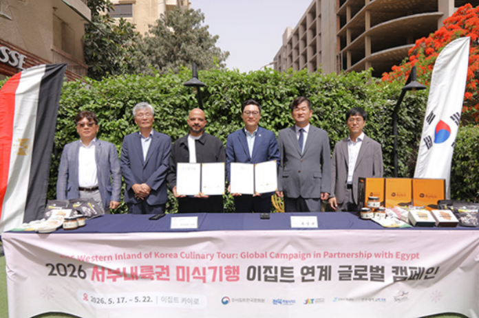 전북문화관광재단과 싱가리아 아시안 마켓 관계자들이 이집트 카이로에서 전북 미식 글로벌 캠페인 업무협약을 체결하고 있다