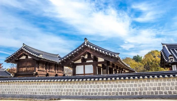 전주 한옥마을과 국내 기차여행 추천지를 보여주는 이미지