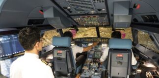 진에어 A320neo 시뮬레이터에서 조종사들이 실전 훈련을 진행하는 이미지