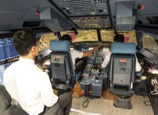 진에어 A320neo 시뮬레이터에서 조종사들이 실전 훈련을 진행하는 이미지