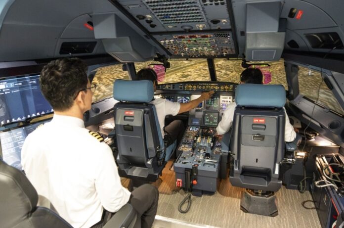 jinair-a320neo-full-flight-simulator-training 진에어 A320neo 시뮬레이터에서 조종사들이 실전 훈련을 진행하는 이미지