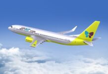 진에어, 6월 호국보훈의 달 국내선 할인 확대…보훈 대상자 예우 넓힌다 진에어 B737-800 항공기가 하늘을 비행하는 모습, 6월 호국보훈의 달 국내선 할인 확대 기사 이미지
