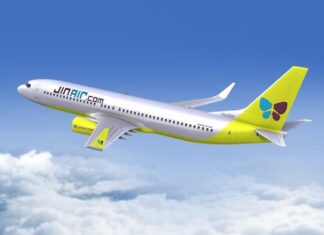 진에어 B737-800 항공기가 하늘을 비행하는 모습, 6월 호국보훈의 달 국내선 할인 확대 기사 이미지