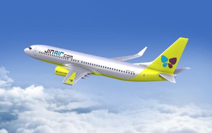 진에어 B737-800 항공기가 하늘을 비행하는 모습, 6월 호국보훈의 달 국내선 할인 확대 기사 이미지