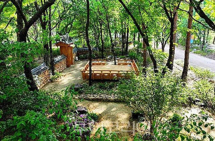 K-헤리티지정원 중심부에 놓인 전통 누마루와 수목 식재 공간