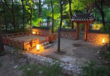 국가유산청 K-헤리티지정원, 서울숲에 펼친 경주 최부자댁 후원 서울숲에 조성된 K-헤리티지정원 전경과 전통 담장, 누마루가 어우러진 모습