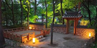 국가유산청 K-헤리티지정원, 서울숲에 펼친 경주 최부자댁 후원 서울숲에 조성된 K-헤리티지정원 전경과 전통 담장, 누마루가 어우러진 모습