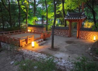국가유산청 K-헤리티지정원, 서울숲에 펼친 경주 최부자댁 후원 서울숲에 조성된 K-헤리티지정원 전경과 전통 담장, 누마루가 어우러진 모습