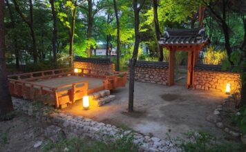 국가유산청 K-헤리티지정원, 서울숲에 펼친 경주 최부자댁 후원 서울숲에 조성된 K-헤리티지정원 전경과 전통 담장, 누마루가 어우러진 모습