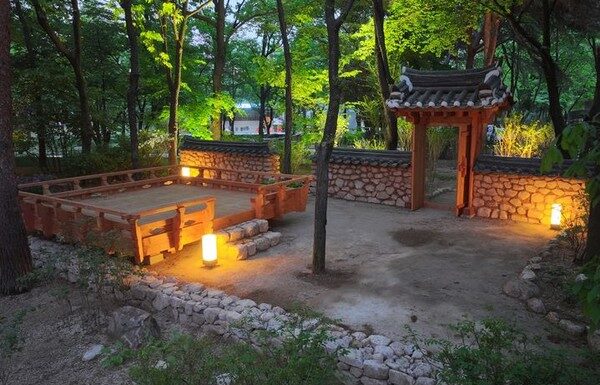 국가유산청 K-헤리티지정원, 서울숲에 펼친 경주 최부자댁 후원 서울숲에 조성된 K-헤리티지정원 전경과 전통 담장, 누마루가 어우러진 모습