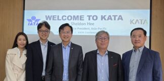 KATA와 IATA 아태지역본부 관계자들이 간담회 후 기념사진을 촬영하고 있다.
