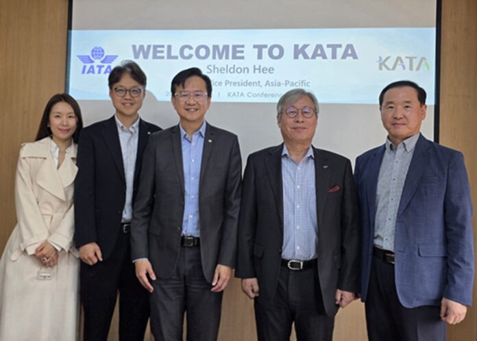 KATA와 IATA 아태지역본부 관계자들이 간담회 후 기념사진을 촬영하고 있다.