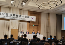 한일 관광교류, 지방공항 활성화가 균형 회복의 열쇠다 이진석 한국여행업협회 회장이 일본 도쿄에서 열린 제58회 한일 경제인회의에서 한일 관광교류 현황과 미래 발전 방안을 발표하고 있다