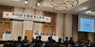 이진석 한국여행업협회 회장이 일본 도쿄에서 열린 제58회 한일 경제인회의에서 한일 관광교류 현황과 미래 발전 방안을 발표하고 있다