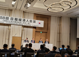 한일 관광교류, 지방공항 활성화가 균형 회복의 열쇠다 이진석 한국여행업협회 회장이 일본 도쿄에서 열린 제58회 한일 경제인회의에서 한일 관광교류 현황과 미래 발전 방안을 발표하고 있다