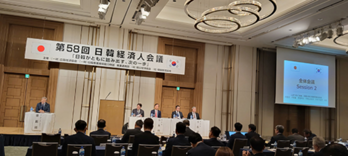 이진석 한국여행업협회 회장이 일본 도쿄에서 열린 제58회 한일 경제인회의에서 한일 관광교류 현황과 미래 발전 방안을 발표하고 있다