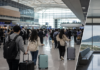 관광수지 적자 14조원 경고, 한국 관광은 왜 국내 반값 평가를 받나 공항 출국장과 국내 관광지를 대비해 한국 관광수지 적자를 상징한 편집 이미지