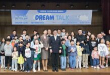 대한항공·아시아나, 어린이날 항공 진로 특강…통합 앞둔 두 날개가 전한 미래 메시지 국립항공박물관에서 항공 진로 특강에 참여한 어린이와 항공 승무원들이 함께한 현장