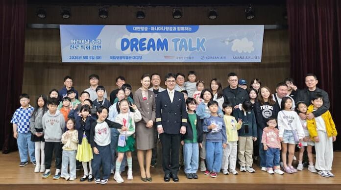 korean-air-asiana-children-career-talk-featured 국립항공박물관에서 항공 진로 특강에 참여한 어린이와 항공 승무원들이 함께한 현장