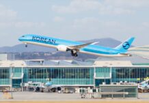 대한항공 B787-10 항공기가 인천국제공항에서 이륙하고 있다. 대한항공과 아시아나항공은 합병계약을 체결하고 2026년 12월 통합 항공사 출범을 앞두고 있다