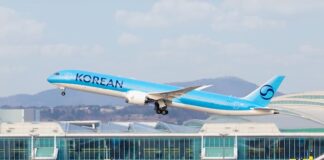 대한항공 B787-10 항공기가 인천국제공항에서 이륙하고 있다. 대한항공과 아시아나항공은 합병계약을 체결하고 2026년 12월 통합 항공사 출범을 앞두고 있다