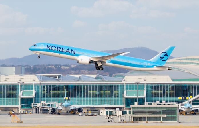 korean-air-b787-10-integrated-carrier 대한항공 B787-10 항공기가 인천국제공항에서 이륙하고 있다. 대한항공과 아시아나항공은 합병계약을 체결하고 2026년 12월 통합 항공사 출범을 앞두고 있다