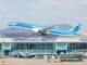 대한항공 B787-10 항공기가 인천국제공항에서 이륙하고 있다. 대한항공과 아시아나항공은 합병계약을 체결하고 2026년 12월 통합 항공사 출범을 앞두고 있다