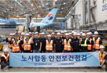 대한항공 노사 관계자들이 인천 항공기 정비고에서 안전보건점검을 마친 뒤 기념 촬영을 하고 있다