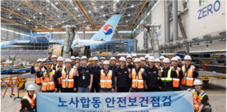 대한항공 노사 관계자들이 인천 항공기 정비고에서 안전보건점검을 마친 뒤 기념 촬영을 하고 있다