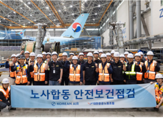 대한항공, 통합 앞두고 정비 현장 노사합동 안전점검 실시 대한항공 노사 관계자들이 인천 항공기 정비고에서 안전보건점검을 마친 뒤 기념 촬영을 하고 있다