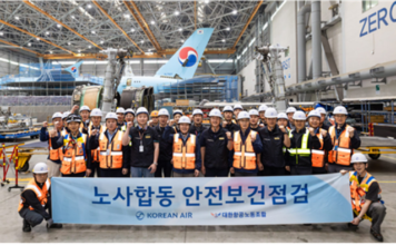 대한항공 노사 관계자들이 인천 항공기 정비고에서 안전보건점검을 마친 뒤 기념 촬영을 하고 있다