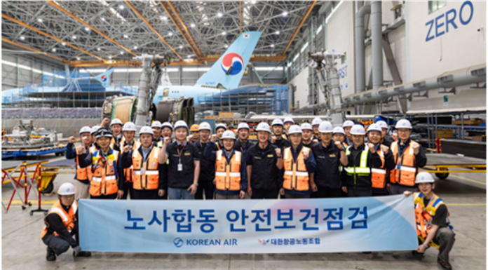 대한항공 노사 관계자들이 인천 항공기 정비고에서 안전보건점검을 마친 뒤 기념 촬영을 하고 있다