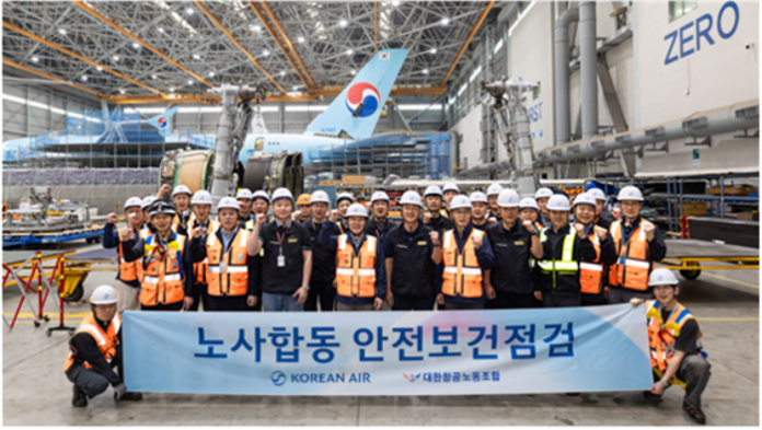 korean-air-labor-management-safety-inspection 대한항공 노사 관계자들이 인천 항공기 정비고에서 안전보건점검을 마친 뒤 기념 촬영을 하고 있다
