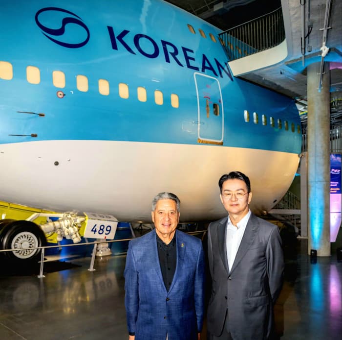 조원태 한진그룹 회장과 제프리 루돌프 캘리포니아 과학 센터 CEO가 대한항공 보잉 747 전시물 앞에 선 모습