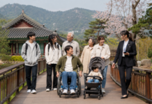 한국관광공사 나눔여행, 청소년 4000명·관광취약계층 800명 무료 여행 지원 청소년과 장애인, 어르신이 함께 무장애 여행지를 걷는 모습