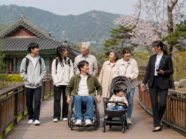 청소년과 장애인, 어르신이 함께 무장애 여행지를 걷는 모습