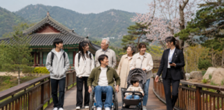 청소년과 장애인, 어르신이 함께 무장애 여행지를 걷는 모습