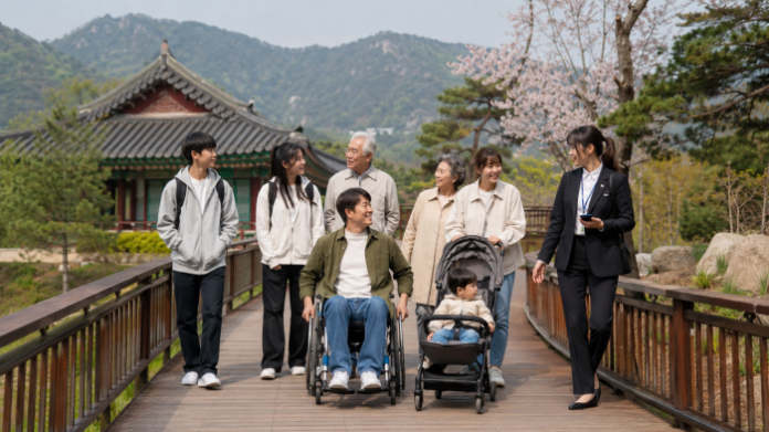 청소년과 장애인, 어르신이 함께 무장애 여행지를 걷는 모습