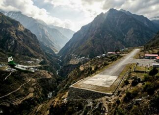 루클라공항 527m 활주로와 히말라야 산악 지형