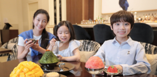 파라다이스시티 라운지 파라다이스에서 가족 고객이 여름 빙수를 즐기고 있다