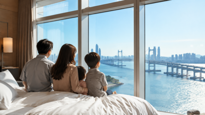 파크 하얏트 부산이 초청한 위탁가정 가족이 객실에서 광안대교 전망을 바라보는 모습