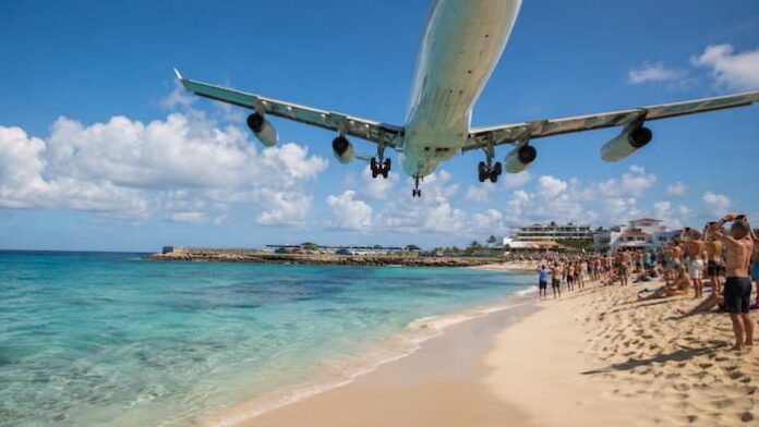 saint-maarten-maho-beach-low-landing 세인트마틴공항 마호비치 위로 대형 여객기가 낮게 착륙하는 장면