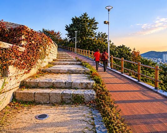 서울 성곽길과 한양도성 능선이 북악산 자락을 따라 길게 이어진 풍경