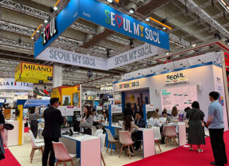 IMEX Frankfurt 2026 서울 MICE 홍보관 앞에서 TEAM SEOUL 참가자들이 기념 촬영을 하고 있다