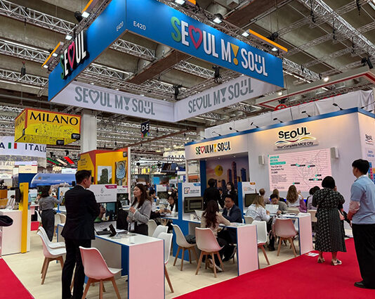 서울 MICE 해외마케팅, 388건의 상담보다 실질적 유치 성과가 중요하다 IMEX Frankfurt 2026 서울 MICE 홍보관 앞에서 TEAM SEOUL 참가자들이 기념 촬영을 하고 있다