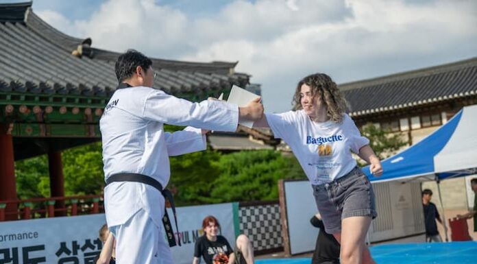 서울시 태권도공연에서 외국인 관광객이 태권도 체험을 하는 모습