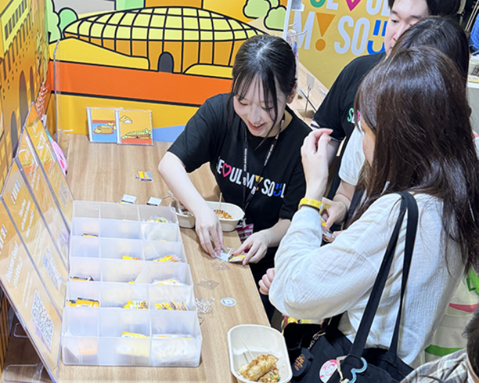 KCON JAPAN 2026 서울관광 홍보부스에서 DIY 키링 체험에 참여한 방문객